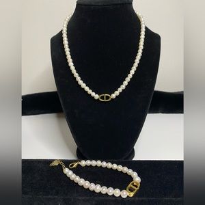Freshwater pearl necklace and bracelet